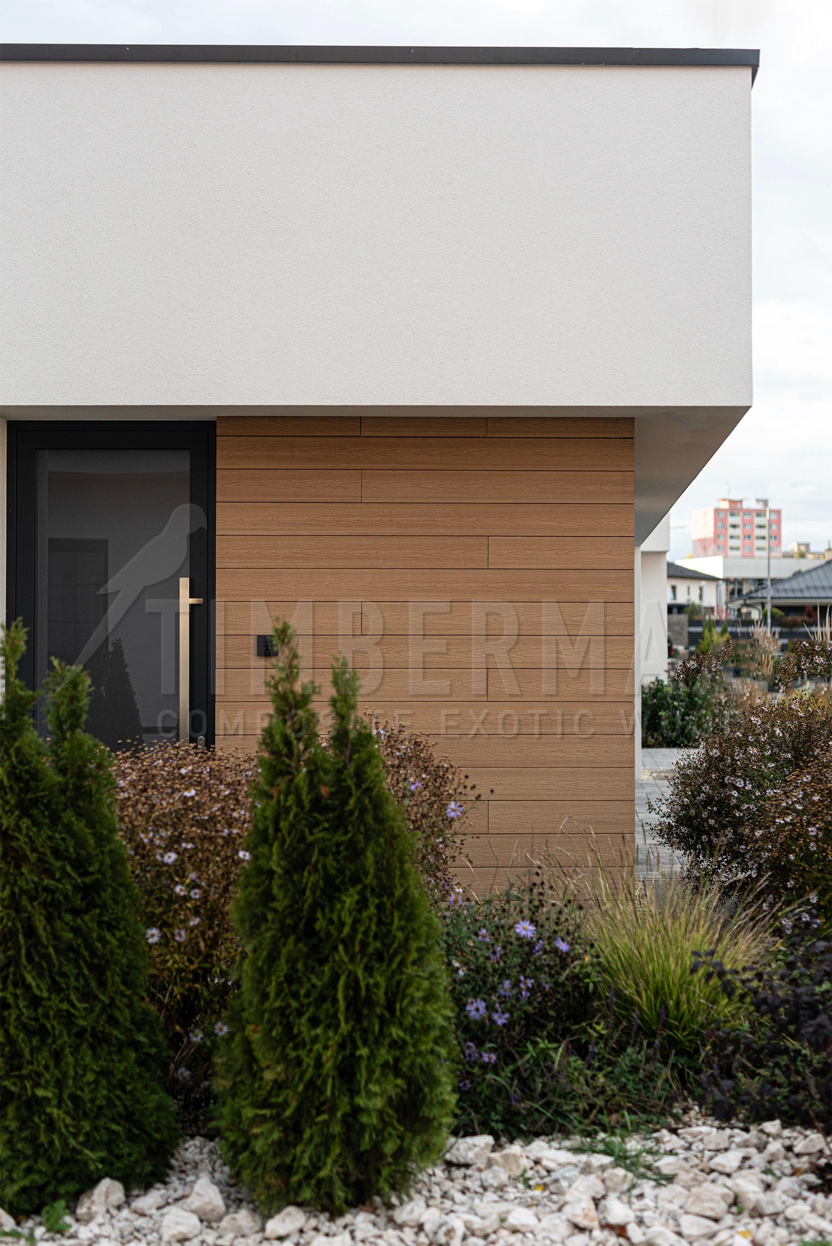 detail moderného domu s fasádnym obkladom imitácia dreva