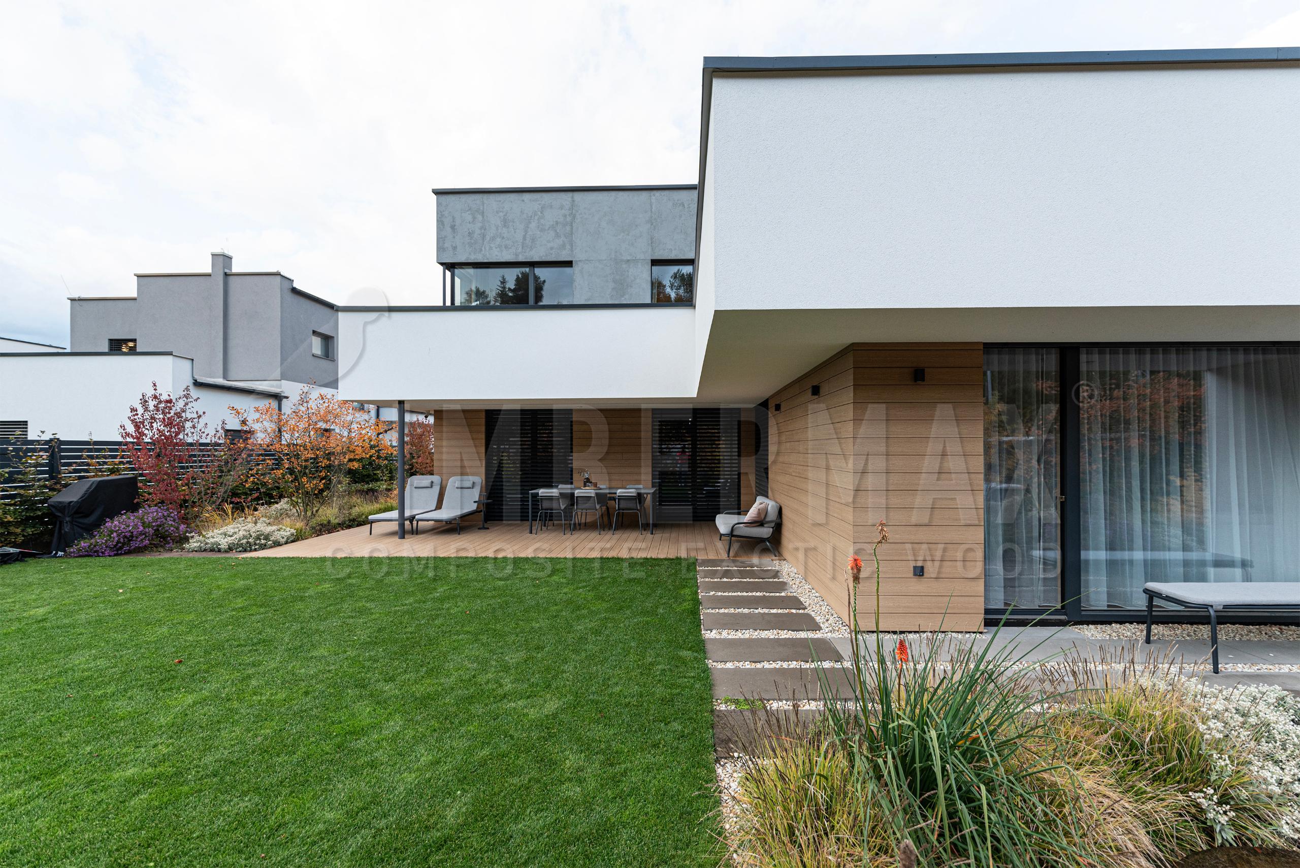minimalistická architektúra domu s kompozitným fasádnym obkladom