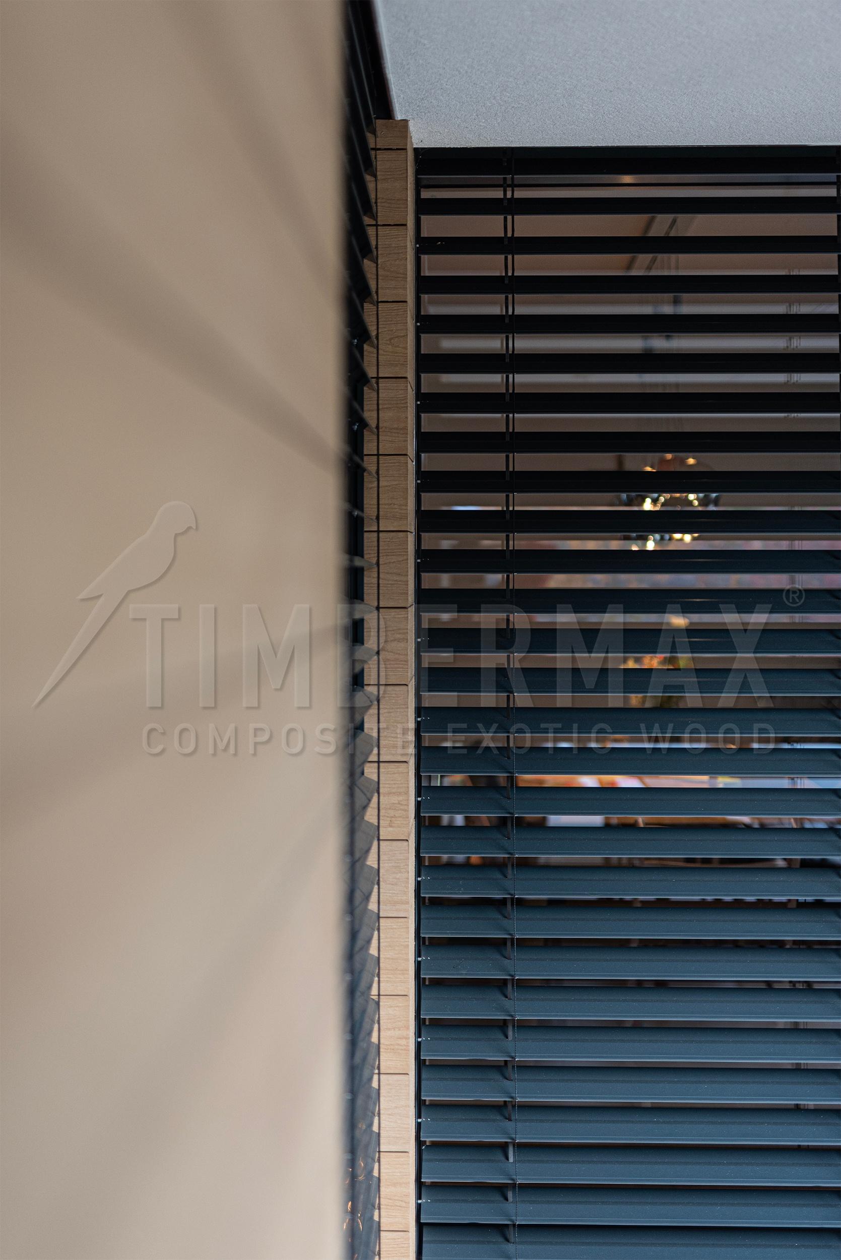 detail moderných slnolamov na fasáde domu
