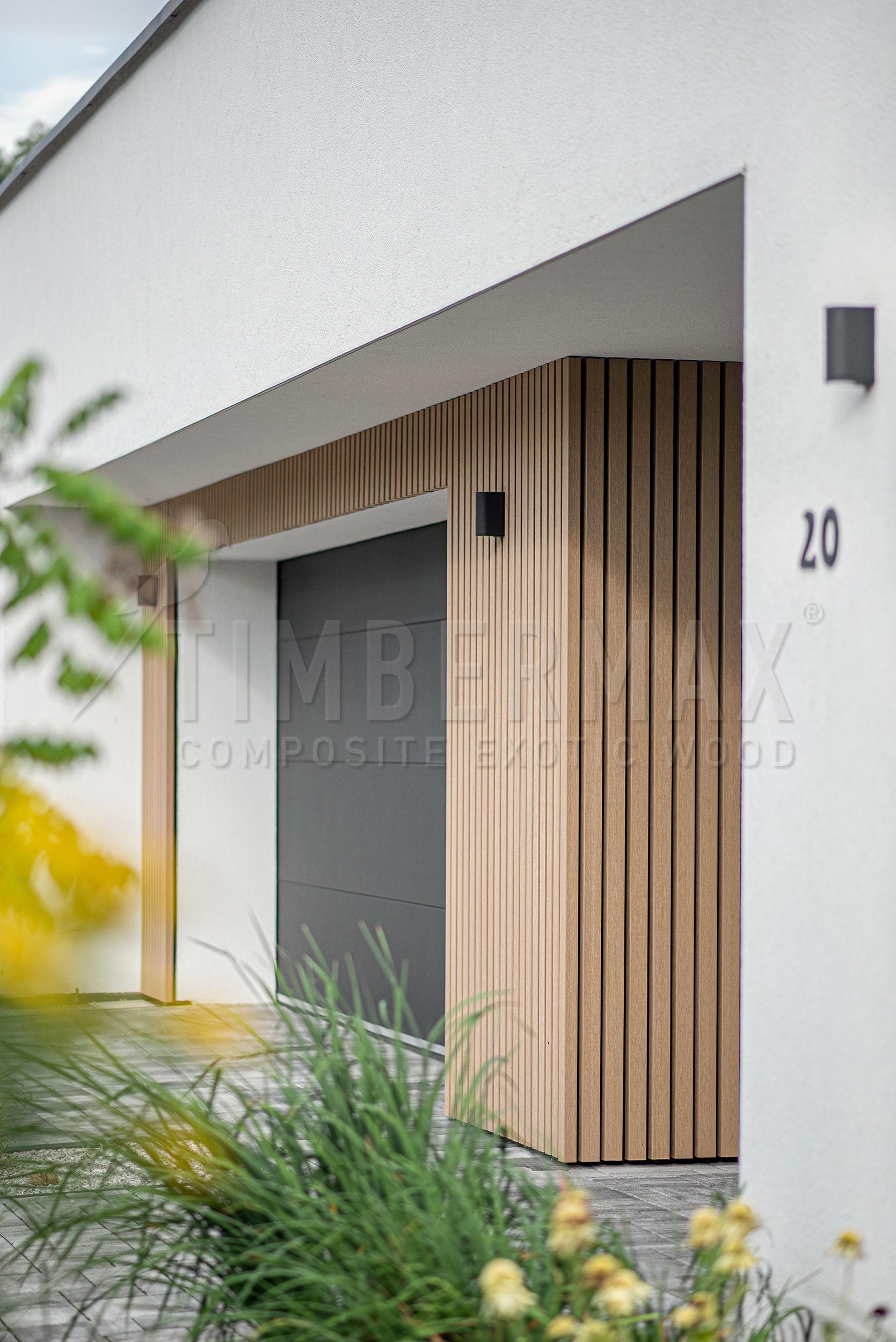 detail vstupu do domu s drevoplastovými slnolamami na fasáde