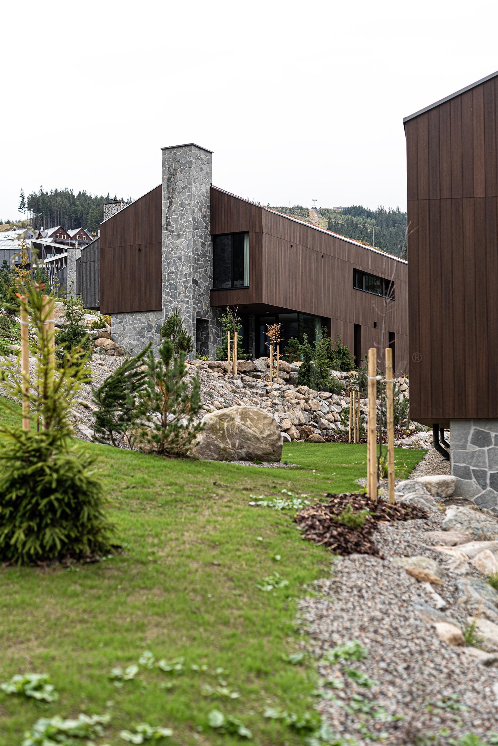 moderná architektúra domu s kompozitným fasádnym obkladom