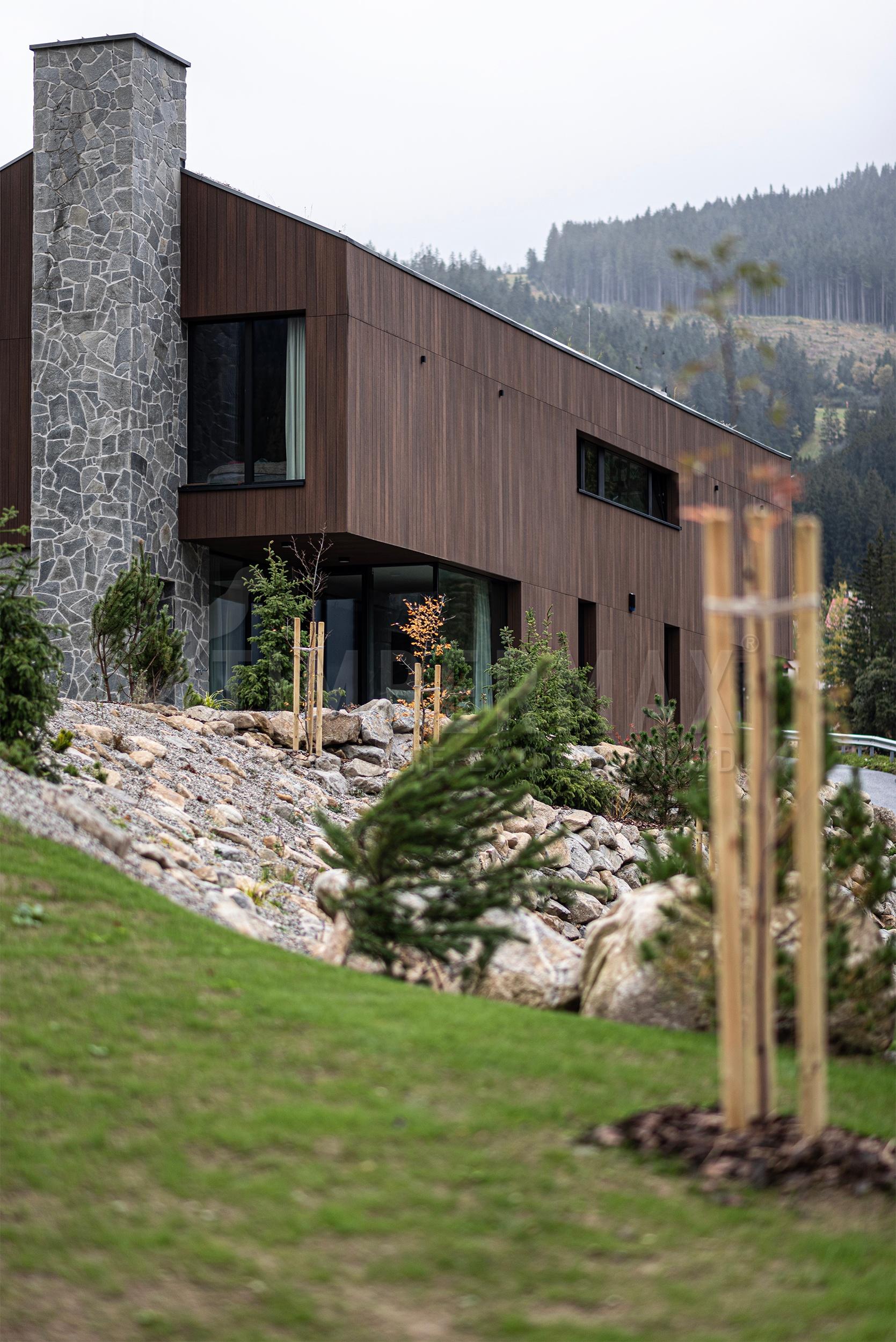 moderná architektúra s kompozitným obkladom a kamenným soklom