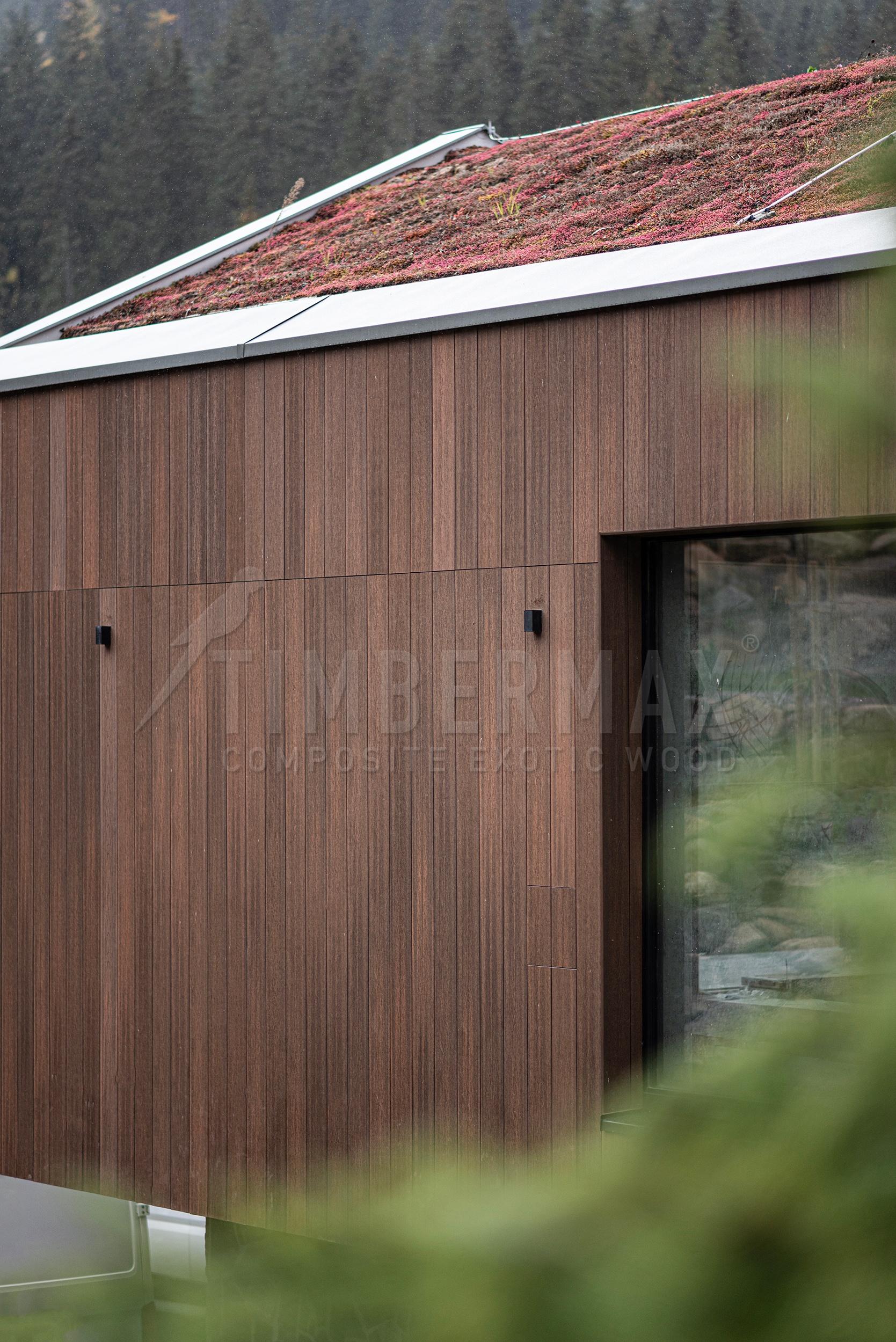 detail fasádneho obkladu imitácia dreva na modernej architektúre
