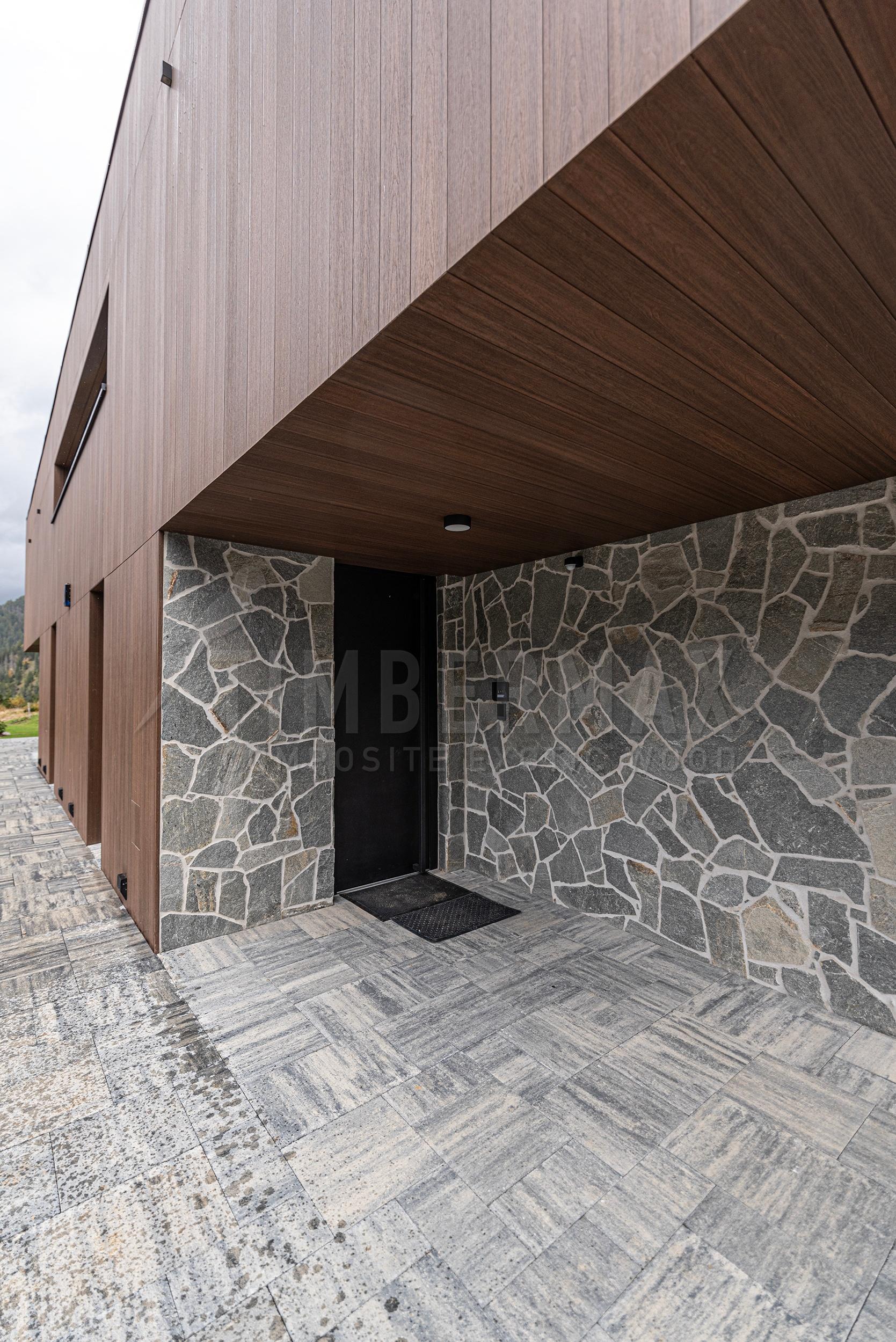 architektonický detail odvetranej fasády kombinovanej s kamenným obkladom
