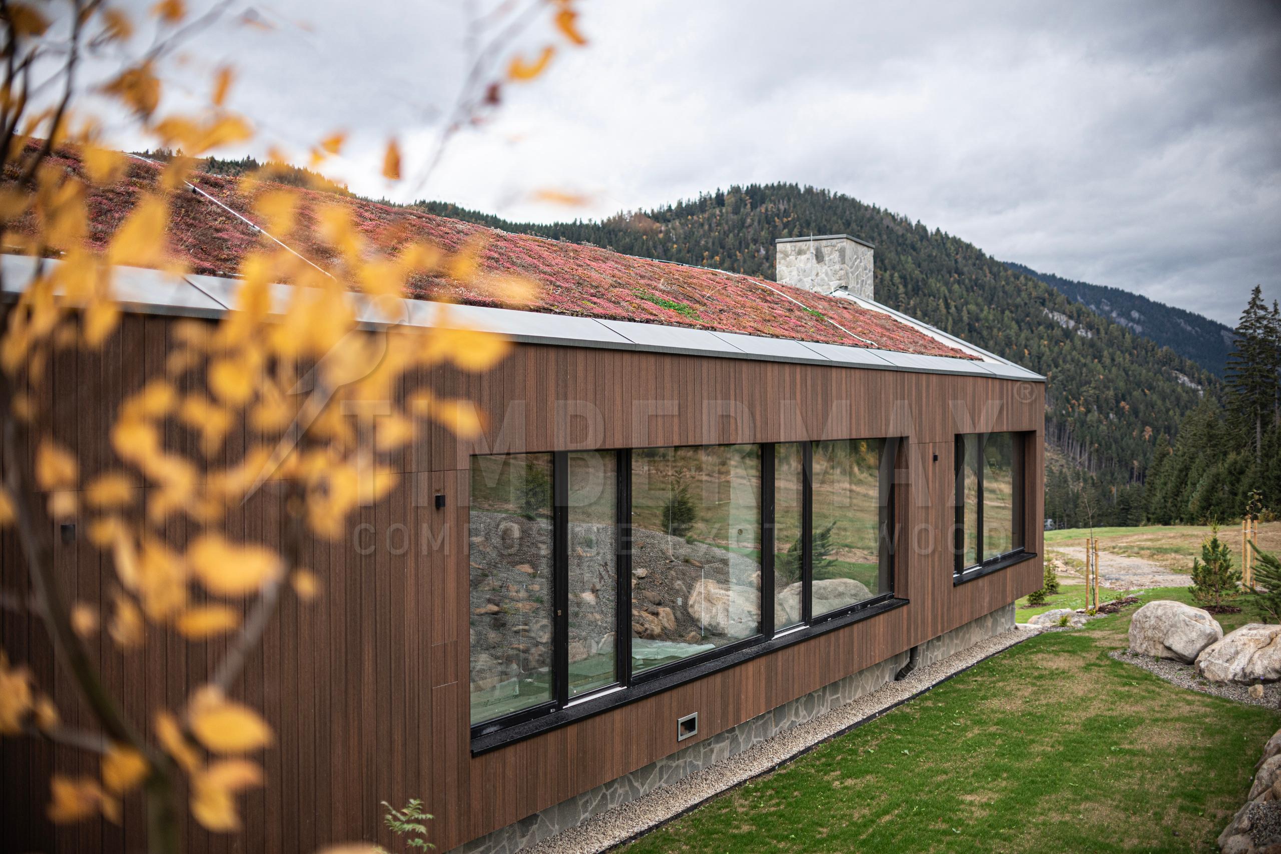 detail moderného domu s fasádnym obkladom imitujúcim drevo