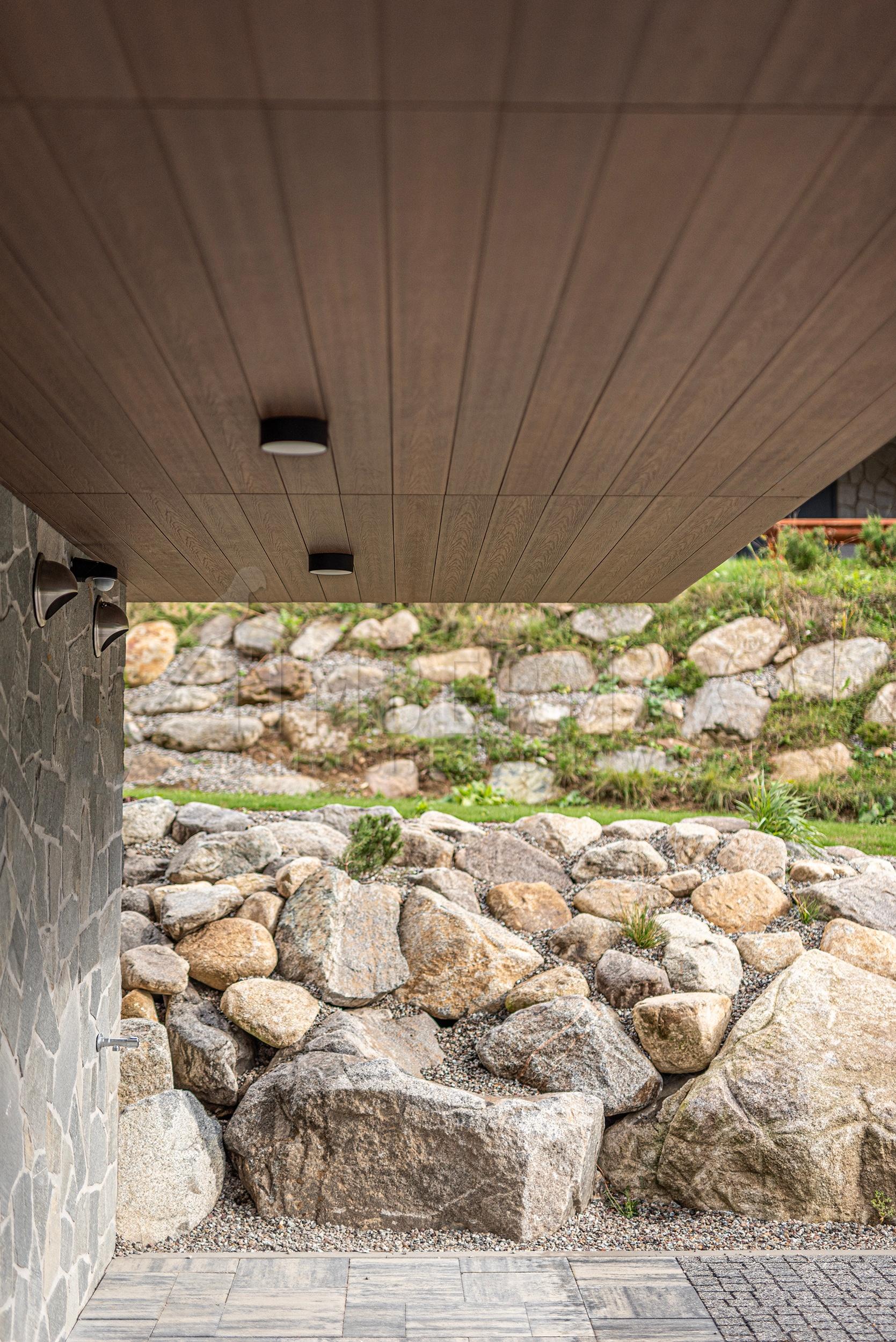 architektonický detail podhľadu a fasády s kompozitným obkladom imitácia dreva