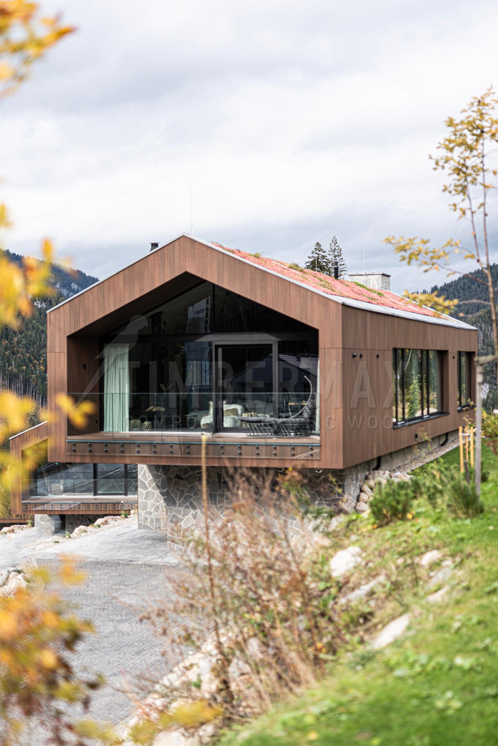 moderná architektúra domu s kompozitnou fasádou imitujúcou prírodné drevo