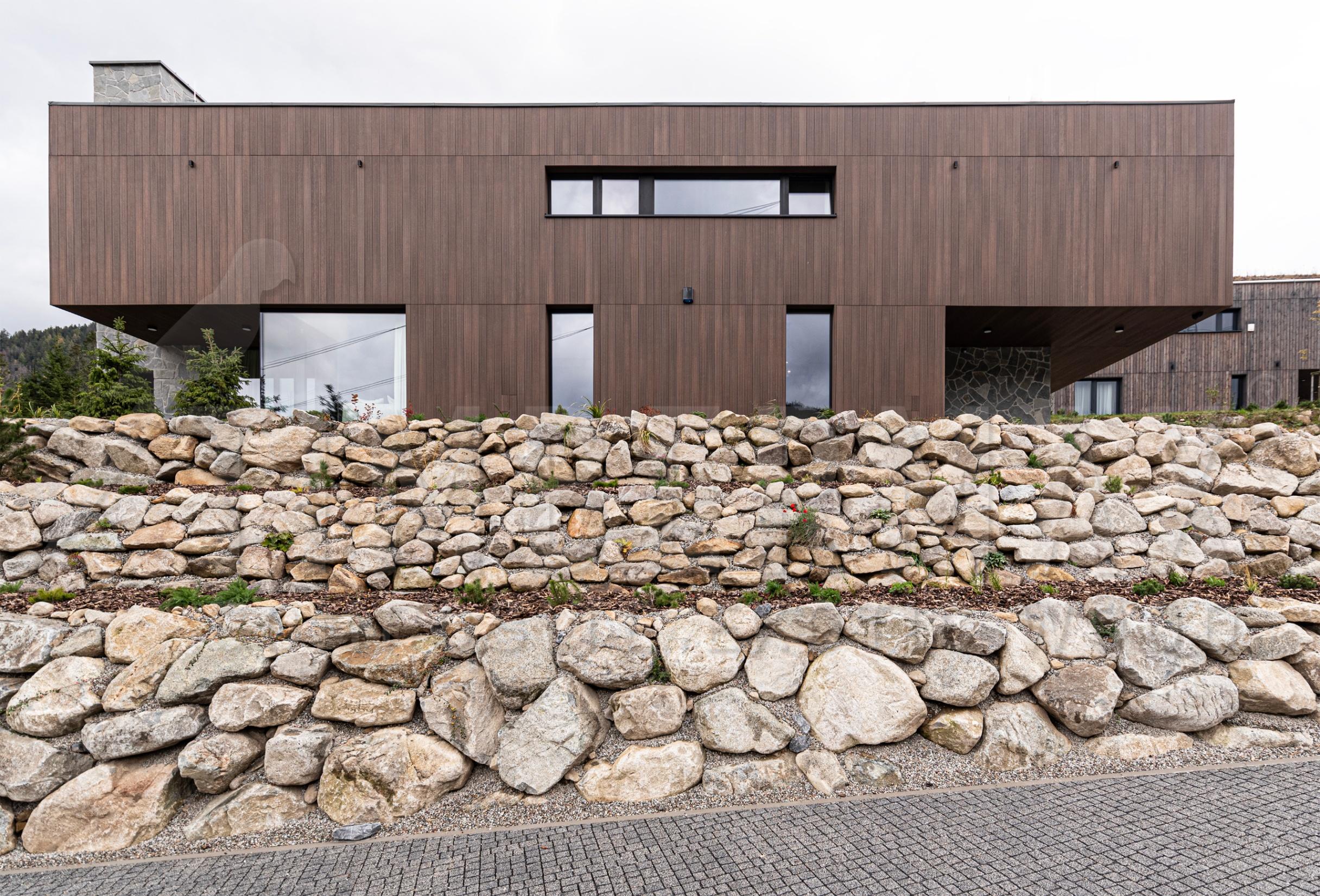 minimalistická architektúra s odvetranou fasádou z kompozitných dosiek