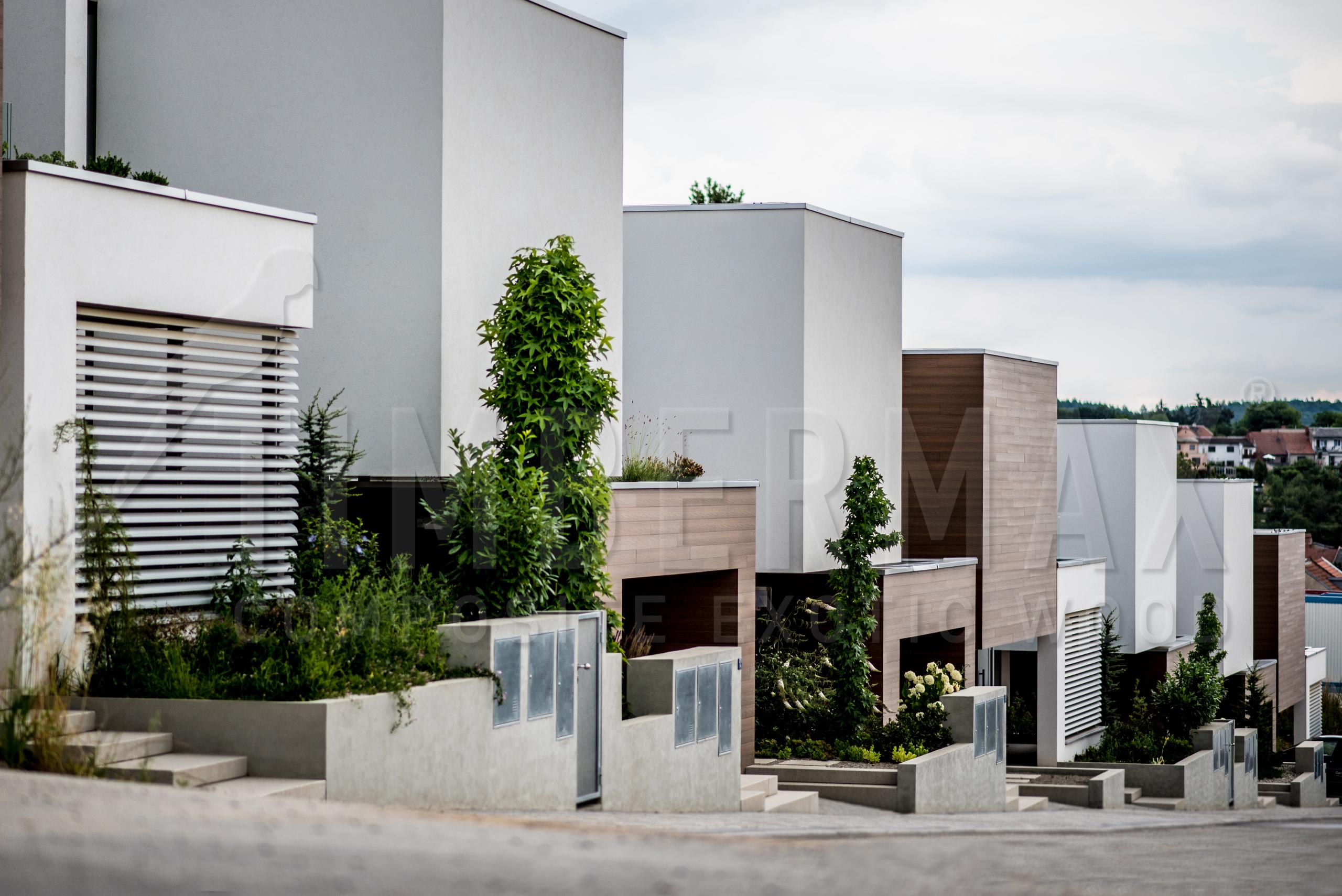 moderné rodinné domy s minimalistickou architektúrou a kombináciou bielej fasády a drevodekor obkladu