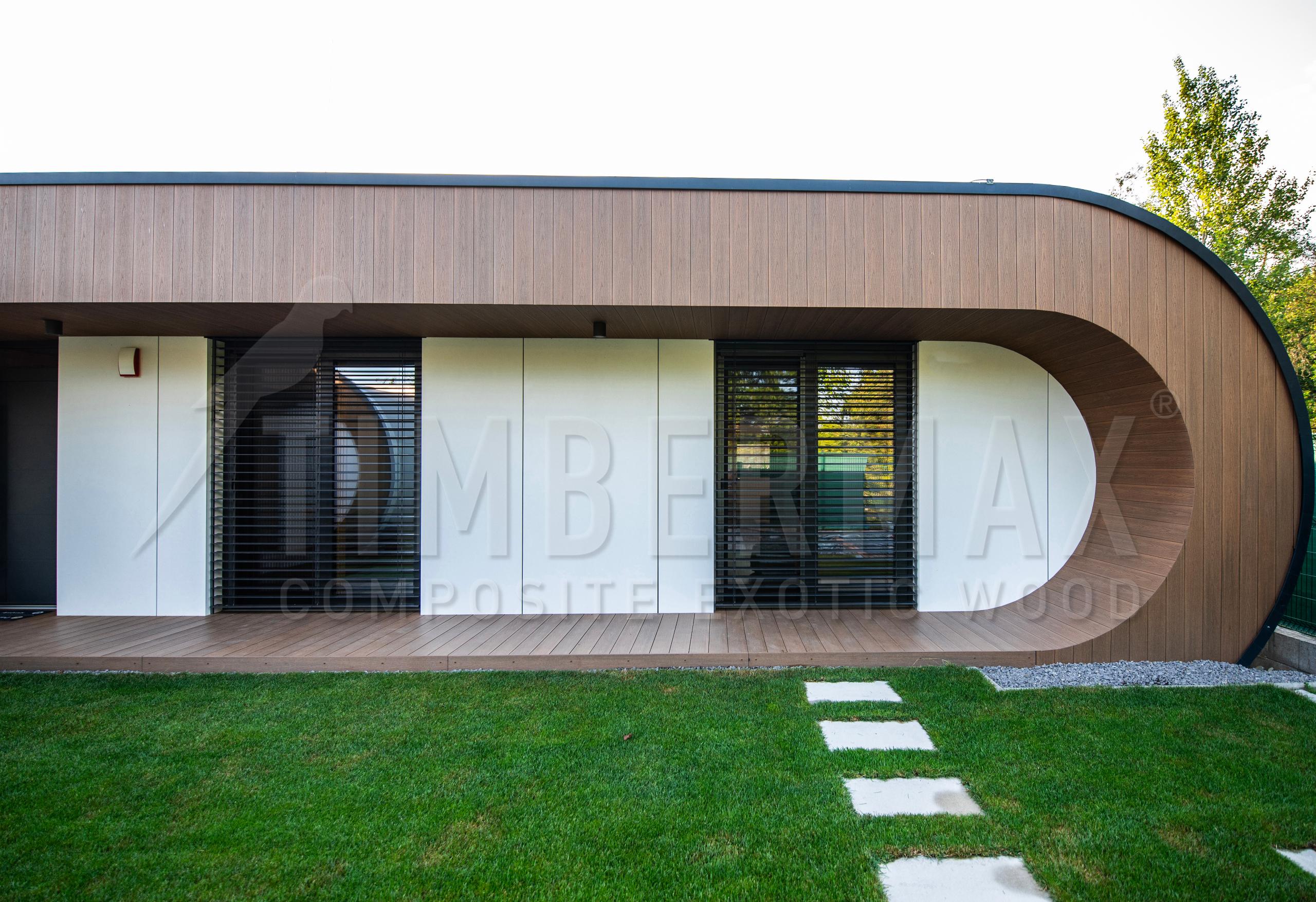 dlhá krytá terasa moderného domu s oblúkovou architektúrou