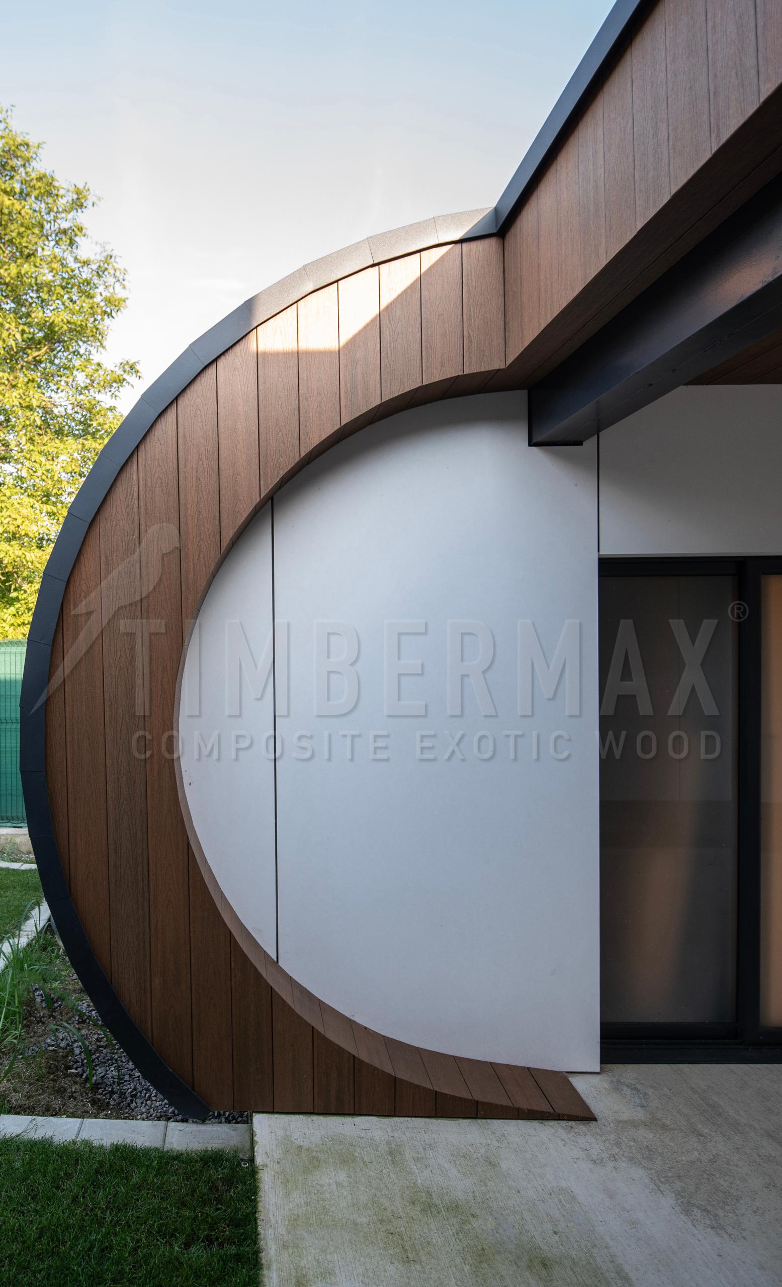 moderná architektúra domu s oblúkovou fasádou a terasou