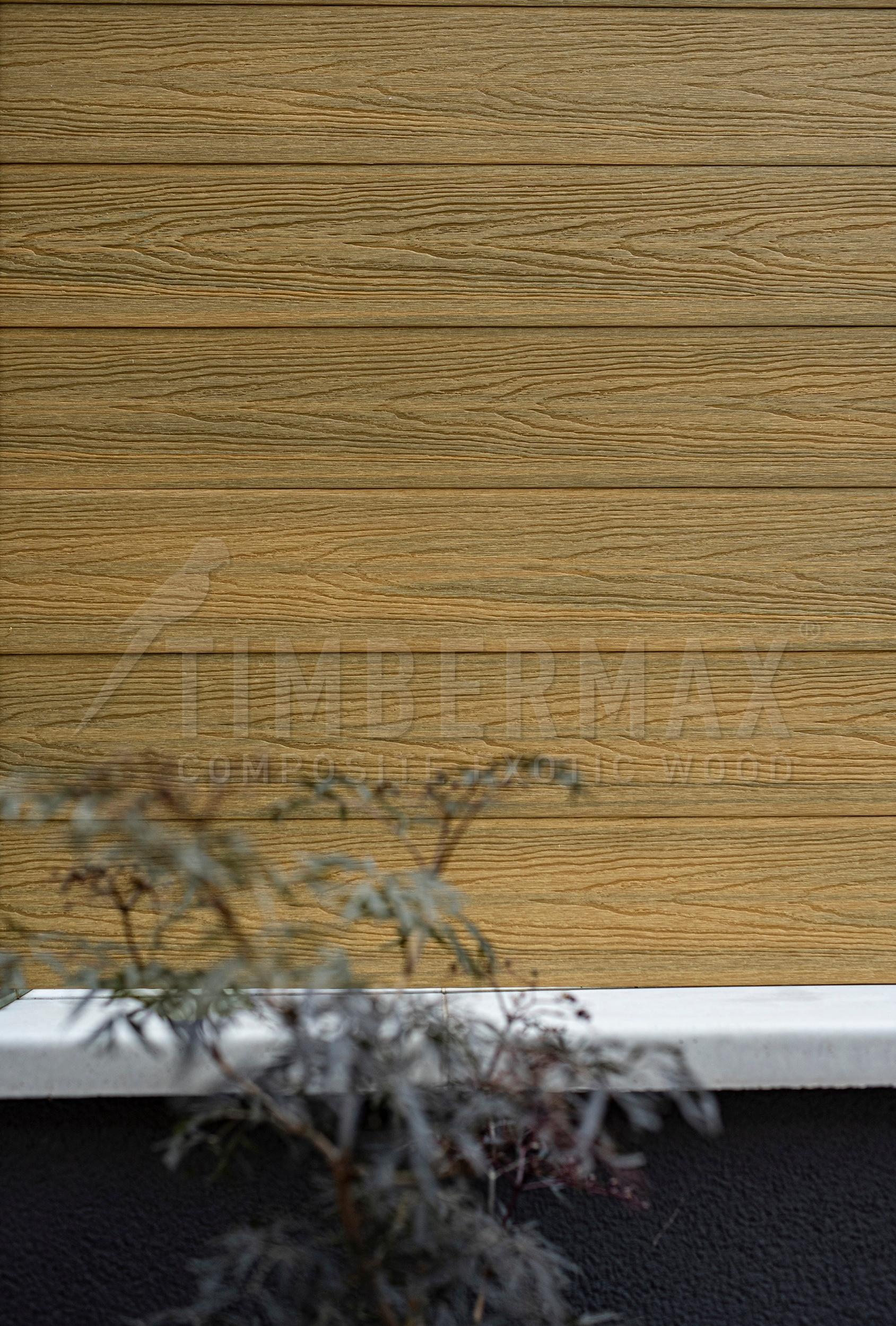 detail ľahkého fasádneho obkladu imitácia dreva na modernej fasáde