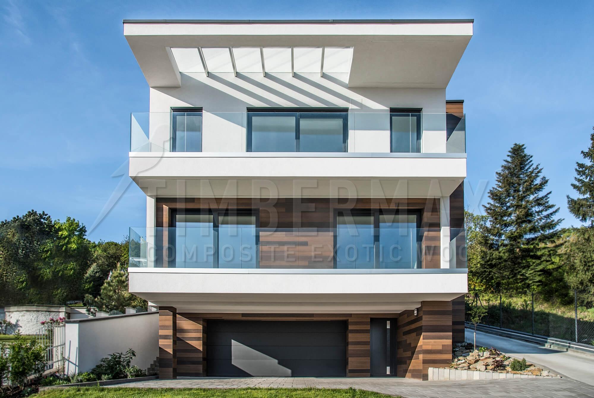 moderná architektúra domu s fasádnym obkladom imitácia dreva