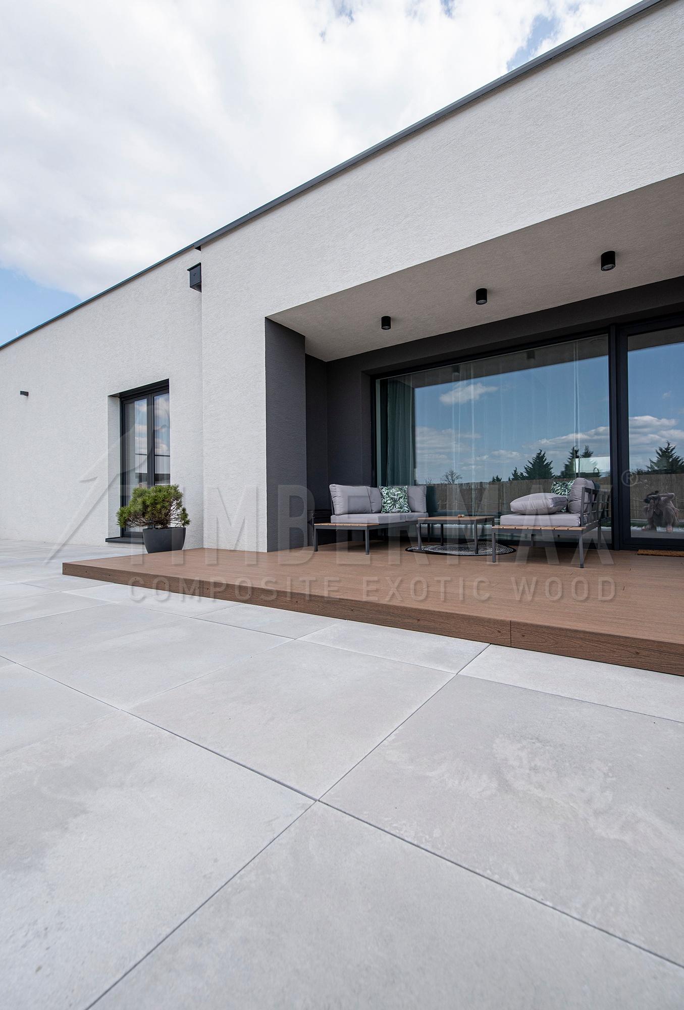 terasové dosky z kompozitu pri modernom dome s minimalistickou architektúrou