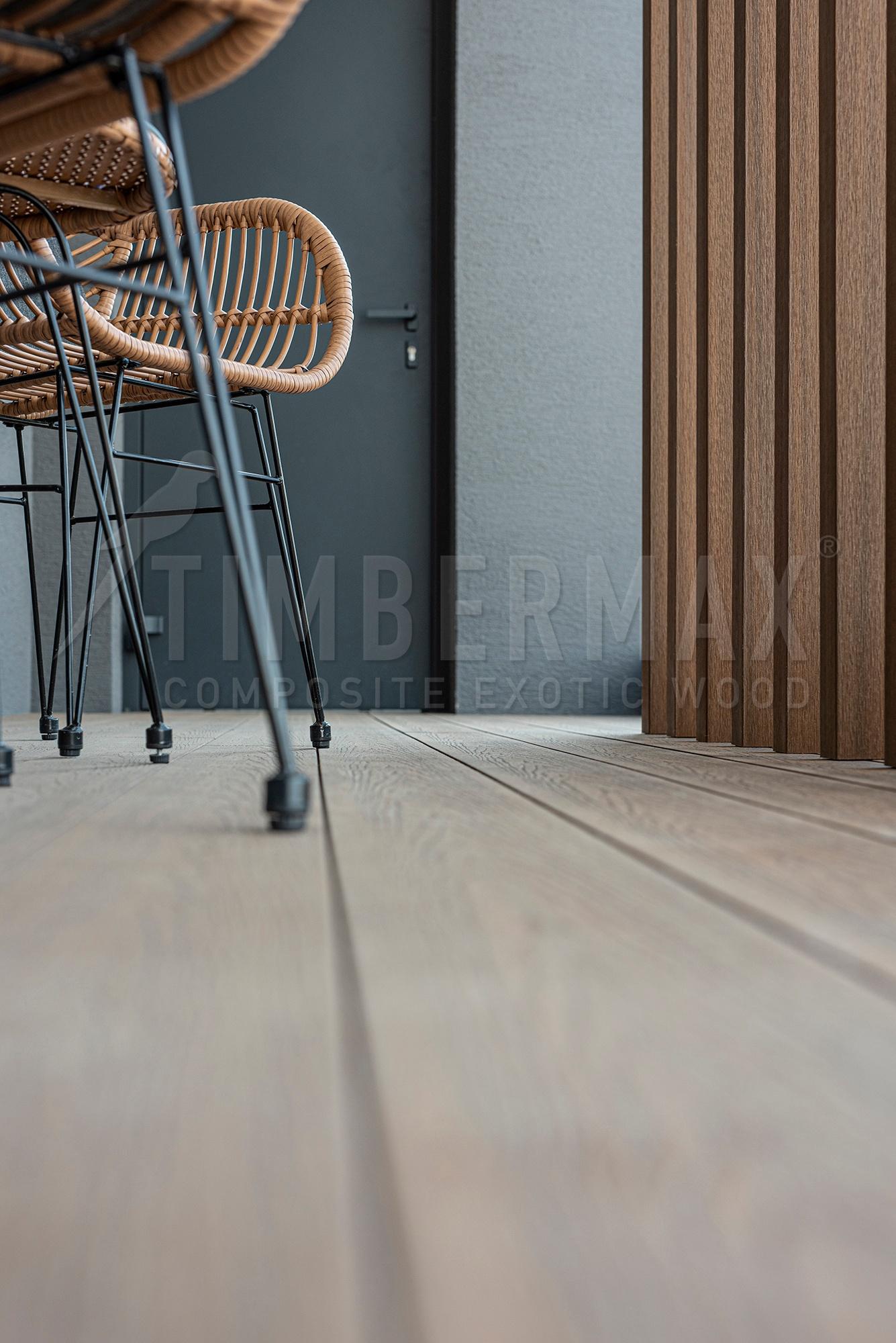 detail wpc terasových dosiek pri záhradnom nábytku