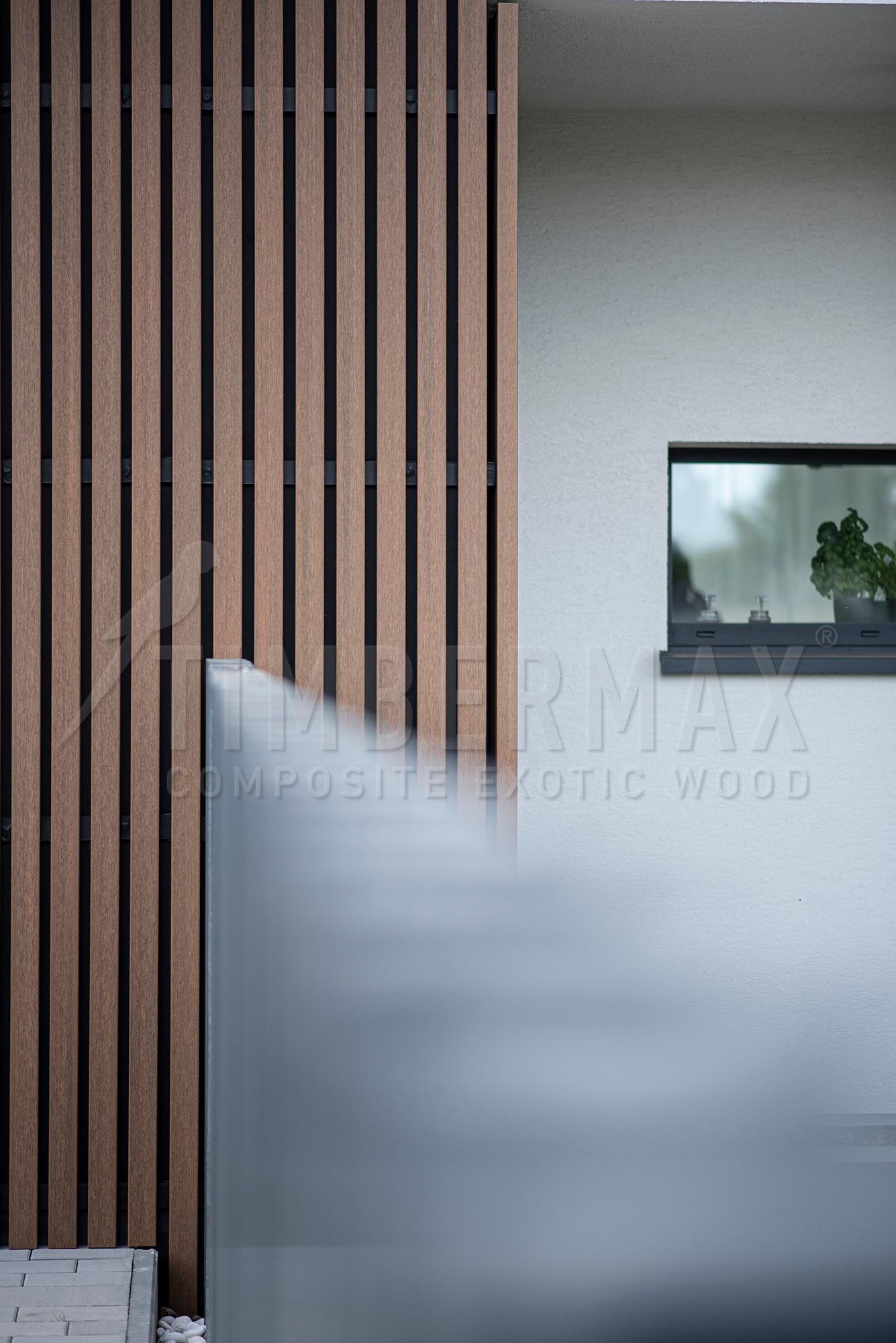 detail lamelovej fasády v kombinácii so slnolamami