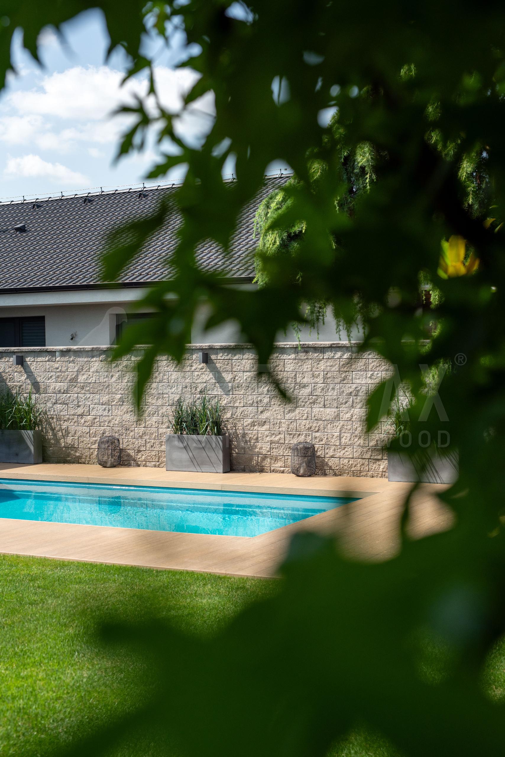 terasové dosky z kompozitu ako podlaha k bazénu v záhradnej relax zóne
